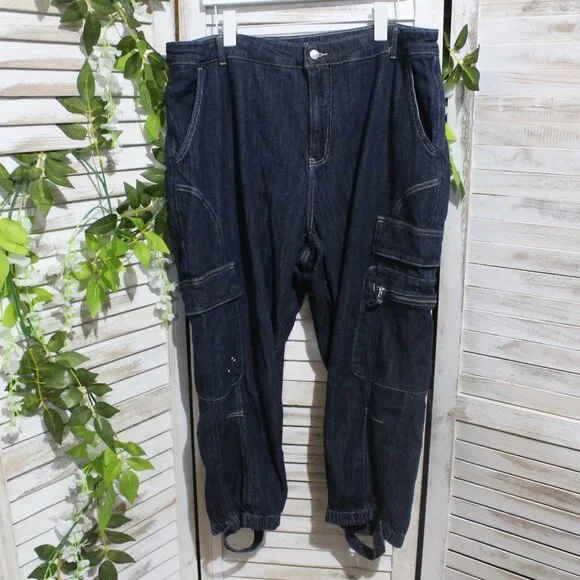 PILCRO Seamed Sport Low-Rise Cargo Jeans - Picture 6 of 15